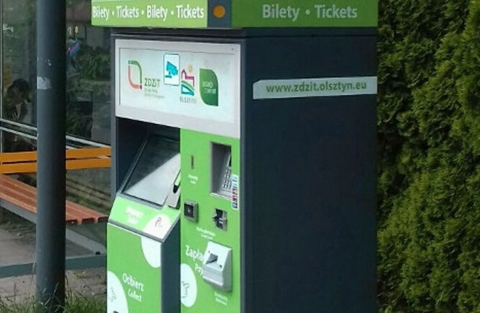 Biletomaty znów czynne! Pasażerowie komunikacji miejskiej w Olsztynie, ponownie mogą zakupić bilety. Urządzenia przyjmują opłaty zarówno gotówką, jak i przy użyciu kart płatniczych, w tym urządzeń z funkcją NFC.