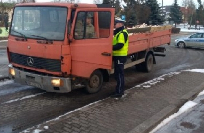 Policjanci z Warmii i Mazur wzięli udział w akcji „Smog”. Sprawdzali, czy samochody spełniają normy ochrony środowiska.