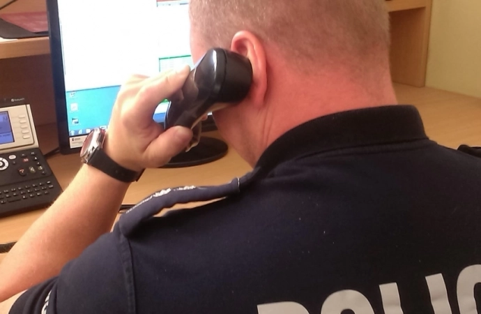 {Policja apeluje o ostrożność, gdy dostajemy sms z informacją o konieczności zapłaty za paczkę. Mieszkanka Mrągowa straciła w ten sposób prawie 5 tys. złotych.}