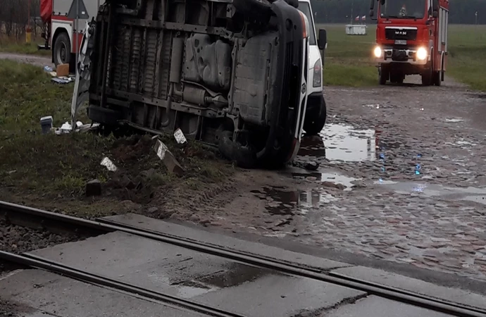 Samochód wjechał wprost pod pociąg